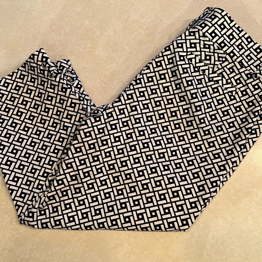 Counterparts Womens Capri pants black and white pattern size 2